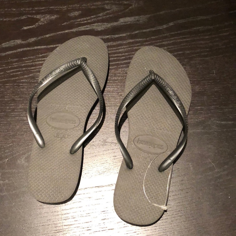 Black Havaianas thin strap flip flops size 39/40